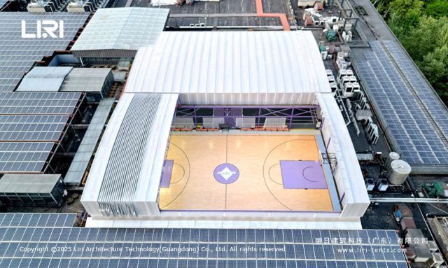 楼顶电动篮球场顶棚航拍图