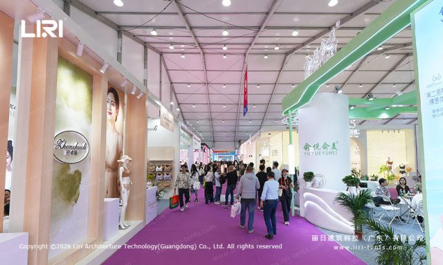 服博会展篷房馆内人流现场图