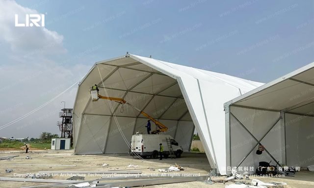 民用机场飞机篷现场