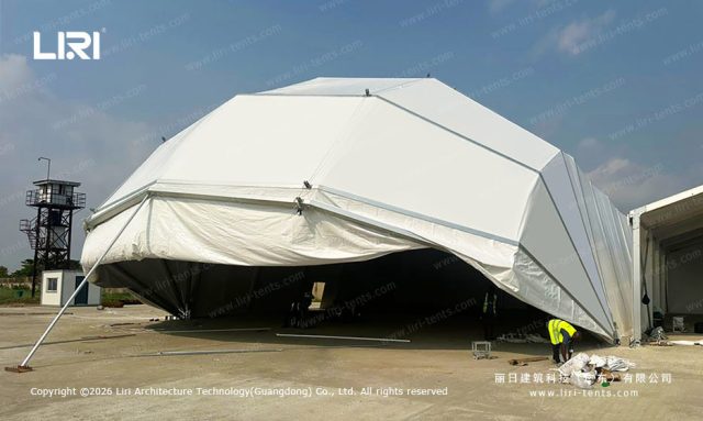 民用机场飞机篷入口外景