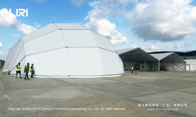 民用机场飞机篷库内部停放区