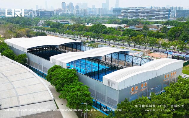 两片网球场电动开合篷房航拍外观