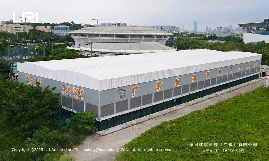 两片网球场篷房封闭外观
