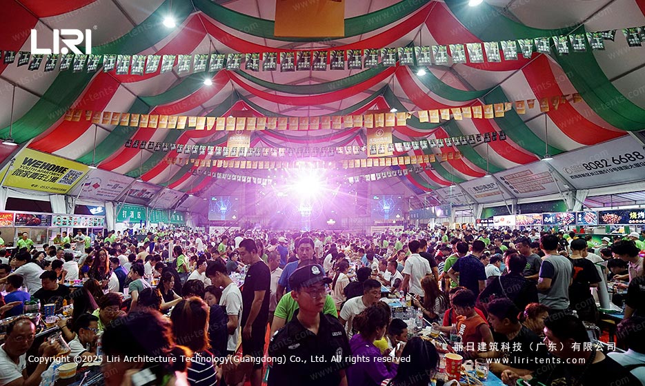 啤酒大篷餐饮区满座内景图