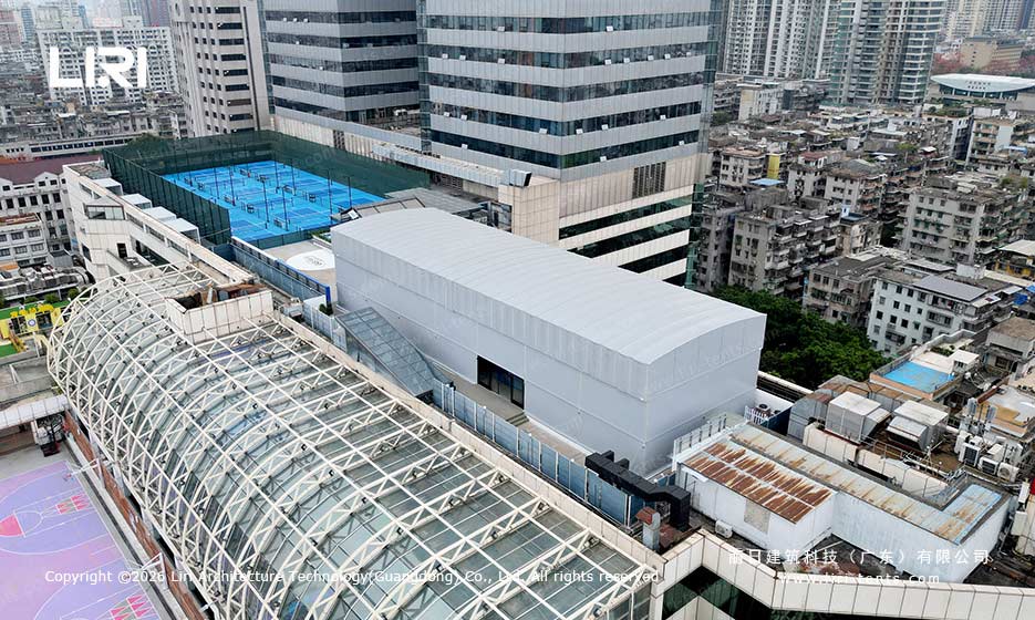 楼顶匹克球电动伸缩顶棚航拍外观