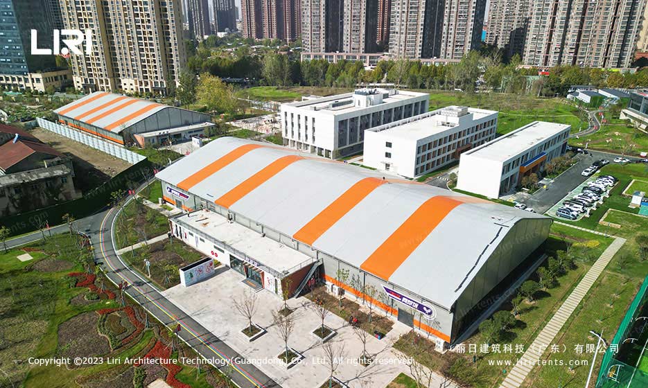 网球馆篷房橙白相间屋顶航拍外观