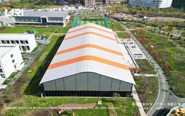 羽毛球篷房橙白航拍图